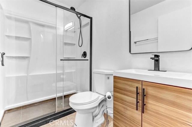 Detail Gallery Image 6 of 17 For 6155 Reseda Blvd #4,  Tarzana,  CA 91335 - 3 Beds | 2 Baths