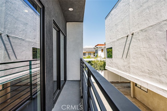 Detail Gallery Image 15 of 27 For 1859 Crenshaw Bld #1/2,  Los Angeles,  CA 90019 - 4 Beds | 3 Baths