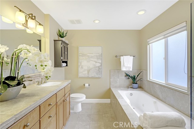 Master bath with dual sinks, tub and shower