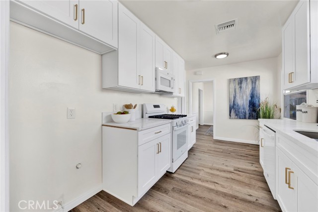 17350 Hamlin Street, Lake Balboa CA: https://media.crmls.org/medias/2a77ebfb-9bb2-4423-ae68-318e1cc170e8.jpg