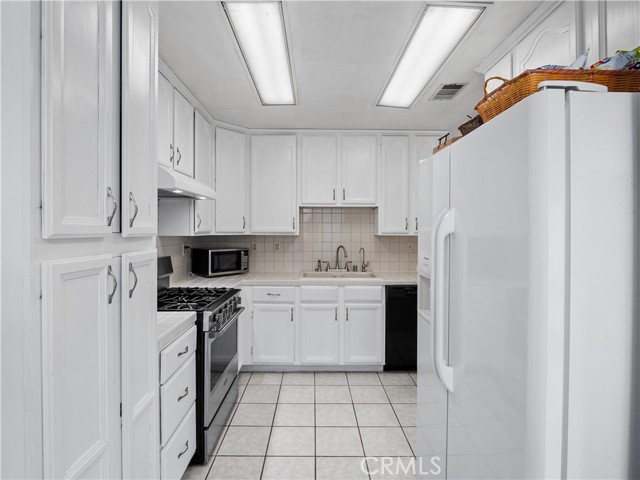 Detail Gallery Image 6 of 24 For 25995 Pueblo Dr, Valencia,  CA 91355 - 3 Beds | 2 Baths