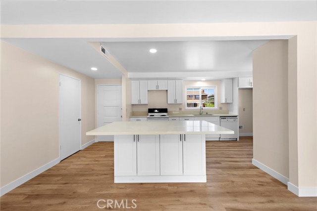 5852 Raphael Drive, Huntington Beach CA: https://media.crmls.org/medias/2a7b5a8f-d4a9-4cd7-88bf-99da039ee999.jpg