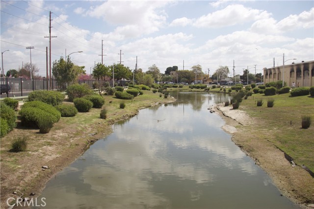 Detail Gallery Image 5 of 5 For 372 55th #1/4,  Los Angeles,  CA 90011 - 2 Beds | 1 Baths