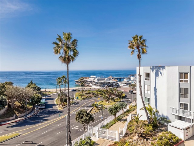 679 The Village, Redondo Beach, California 90277, 2 Bedrooms Bedrooms, ,1 BathroomBathrooms,Residential,For Sale,The Village,PV25002324