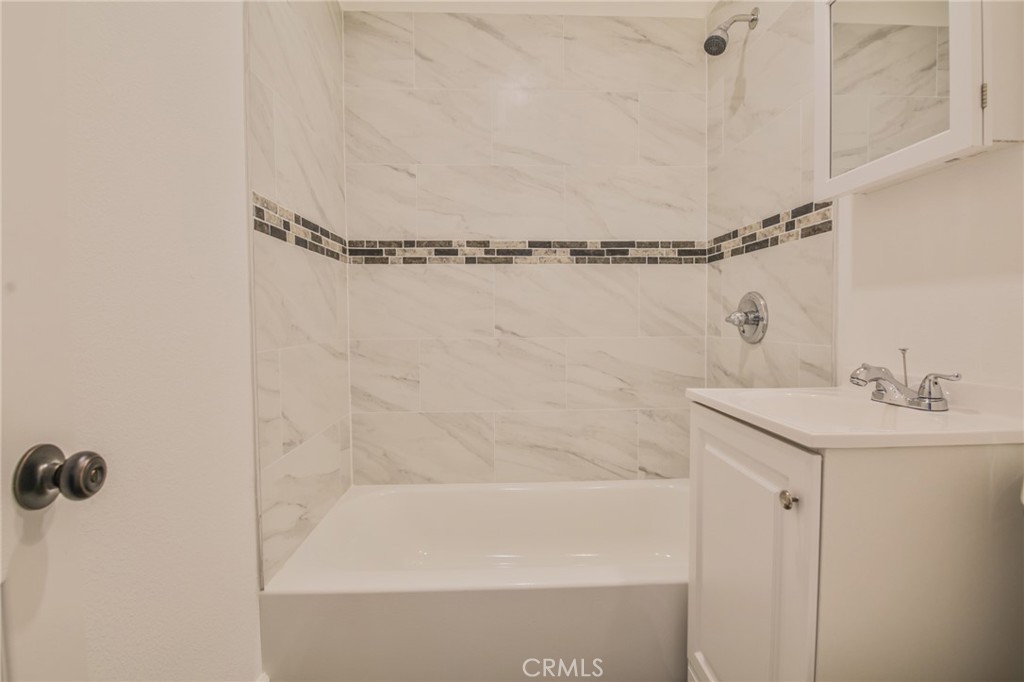 https://media.crmls.org/medias/2a8715b4-91bc-4126-a510-a5b31cfbee10.jpg?preset=X-Large