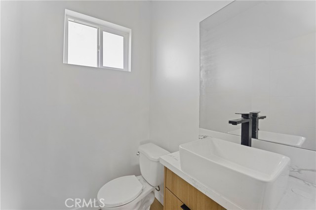 4511 Rosewood Avenue, Los Angeles CA: https://media.crmls.org/medias/2a8974a7-455d-4de8-8b6c-9ea9259275b6.jpg