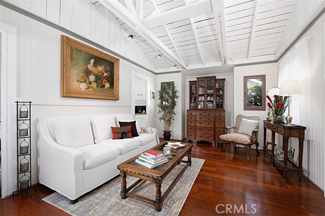 555 Through Street, Laguna Beach CA: https://media.crmls.org/medias/2a8abe44-cdda-495a-bf2a-ed47cdd4838e.jpg