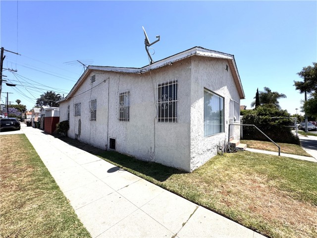 1049 W 65th Place, Los Angeles CA: https://media.crmls.org/medias/2a8af16c-47f3-4862-822a-6ad7b6d43c8f.jpg