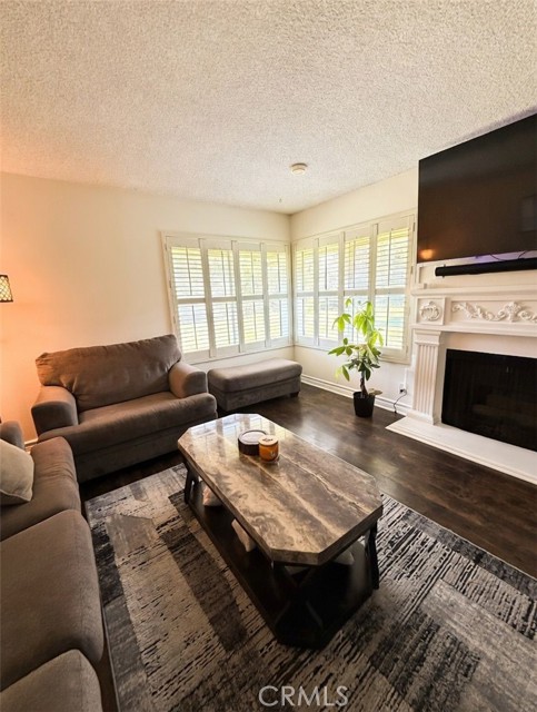 Detail Gallery Image 3 of 26 For 26172 Rainbow Glen, Newhall,  CA 91321 - 2 Beds | 2 Baths