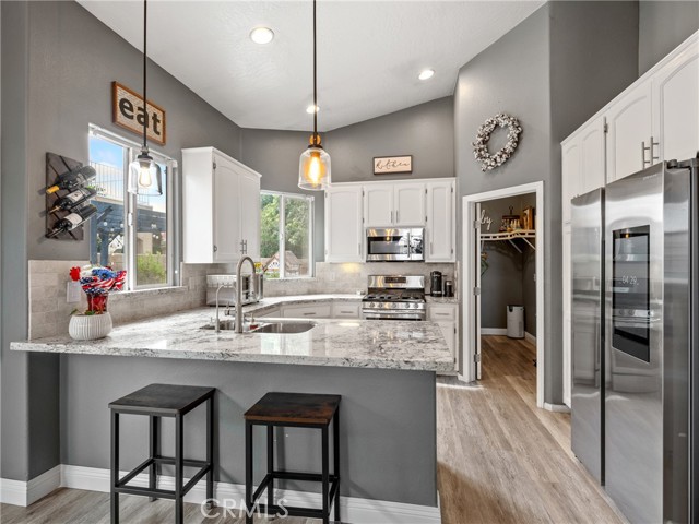Detail Gallery Image 13 of 43 For 13290 Country Club Dr, Victorville,  CA 92395 - 3 Beds | 2 Baths