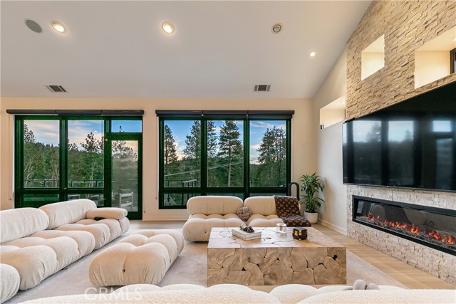 Detail Gallery Image 7 of 61 For 748 Brentwood Dr, Lake Arrowhead,  CA 92352 - 4 Beds | 4 Baths