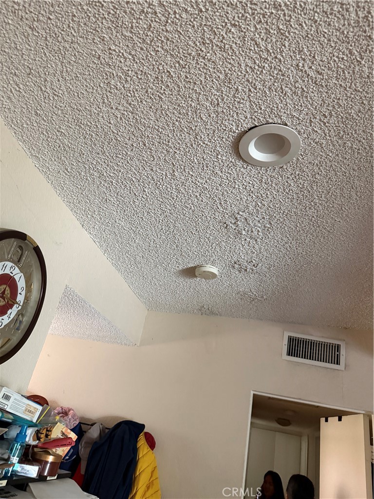 https://media.crmls.org/medias/2a9249c2-d8f8-44da-8d0a-1417af73cf17.jpg?preset=X-Large