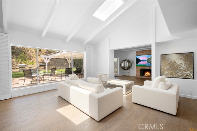 4035 Ellenita Avenue, Tarzana CA: https://media.crmls.org/medias/2a964bba-7f4e-4598-af37-6df4e1b99c84.jpg