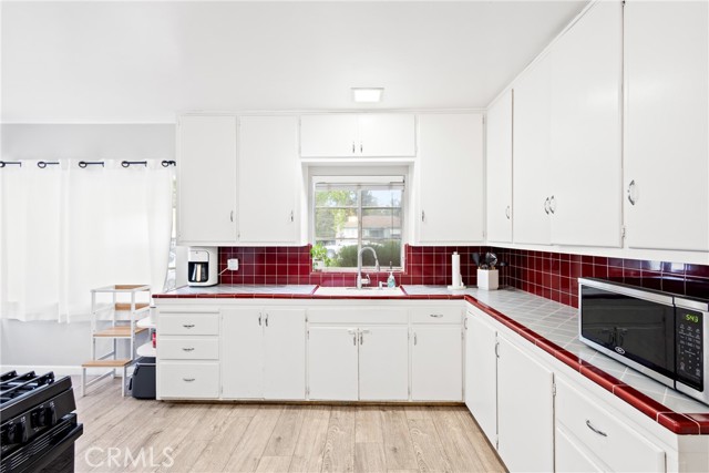 745 N Laurel Avenue, Upland CA: https://media.crmls.org/medias/2a96fce2-9508-4438-b289-a335b9c5426e.jpg