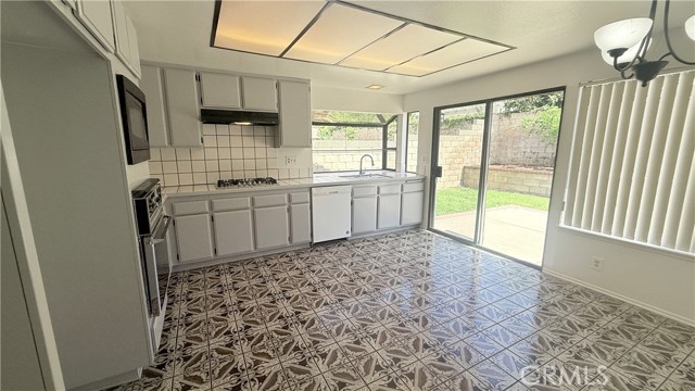 Detail Gallery Image 12 of 65 For 46 Christamon, Irvine,  CA 92620 - 4 Beds | 2/1 Baths