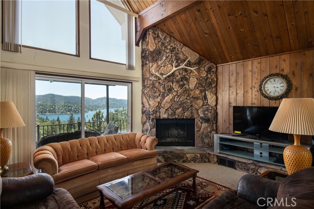 Detail Gallery Image 4 of 17 For 1245 Yosemite Dr, Lake Arrowhead,  CA 92352 - 3 Beds | 2 Baths