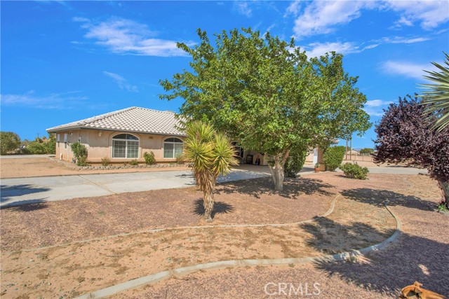 7330 Smoke Tree Road, Phelan CA: https://media.crmls.org/medias/2aa17e65-3f0f-4cce-b490-4a627812ec9e.jpg