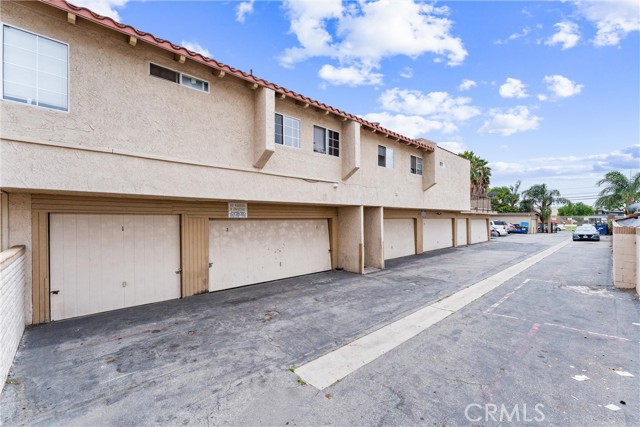 935 W Bishop Street, Santa Ana CA: https://media.crmls.org/medias/2aa2ea7d-5347-4d66-b678-5889c7344848.jpg