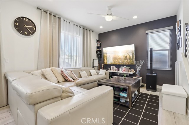 Detail Gallery Image 5 of 21 For 3827 Grant St #49,  Corona,  CA 92879 - 3 Beds | 2/1 Baths