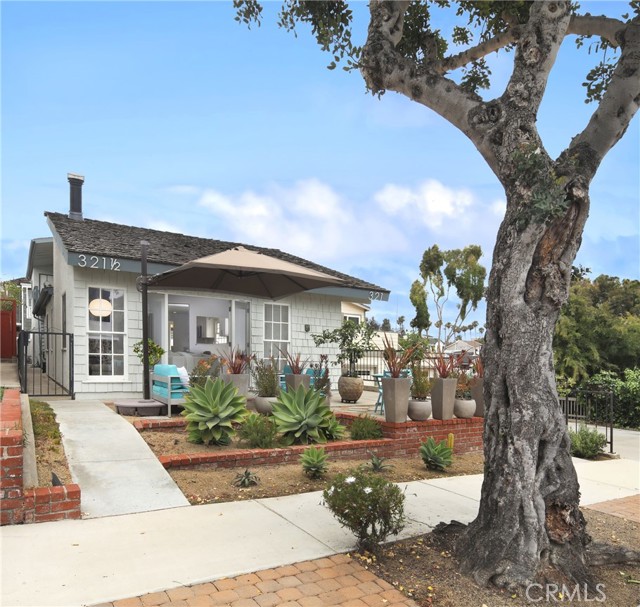 Detail Gallery Image 2 of 16 For 321 Iris Ave, Corona Del Mar,  CA 92625 - 2 Beds | 2 Baths