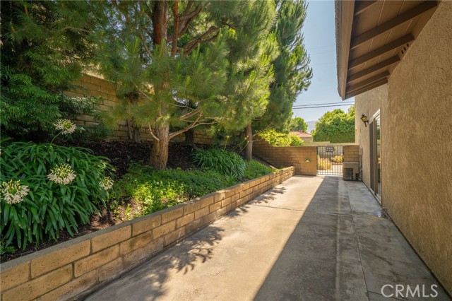 964 N Entrada Way, Glendora CA: https://media.crmls.org/medias/2aab618a-6e1b-4c6b-8edb-a548c9c893db.jpg
