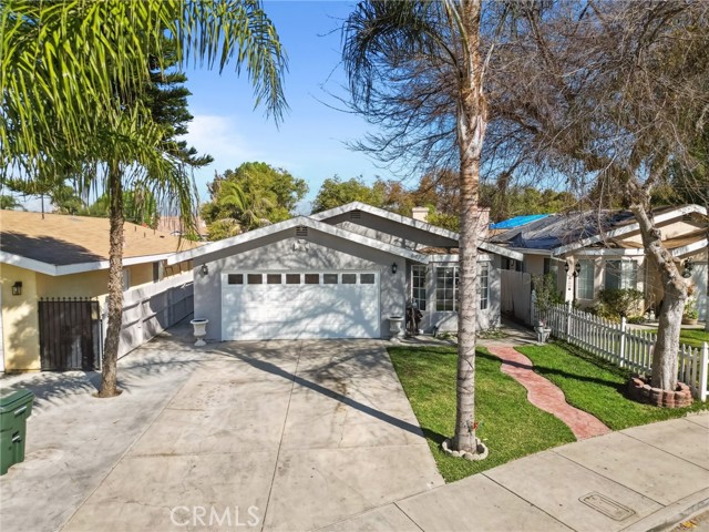 647 Muir Avenue, Pomona CA: https://media.crmls.org/medias/2aaf725f-8448-4a8e-98c6-4a2fc404b689.jpg