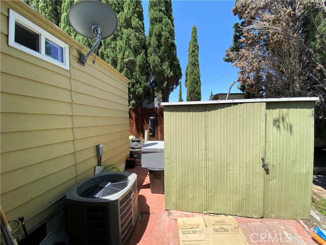 995 Pomona Rd, Corona CA: https://media.crmls.org/medias/2ab239ed-39eb-4ad9-826c-3ebbadc0f42b.jpg