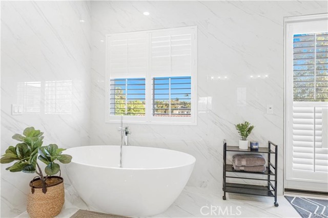 Detail Gallery Image 14 of 30 For 10178 Lightbreeze Cir, Huntington Beach,  CA 92646 - 5 Beds | 5 Baths