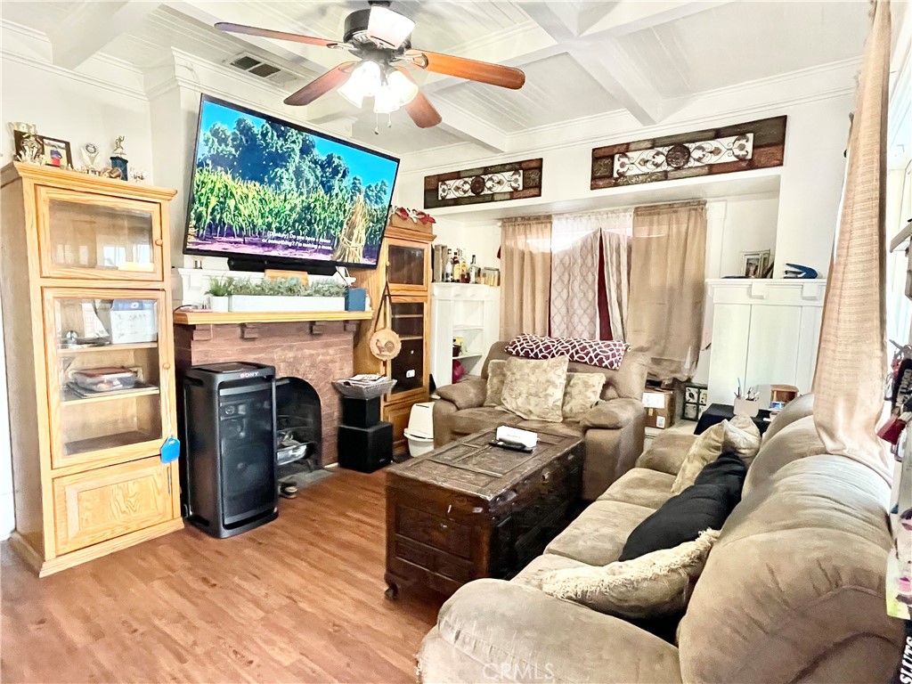 https://media.crmls.org/medias/2ab4c592-3603-4306-93ec-8a10d470c20e.jpg?preset=X-Large