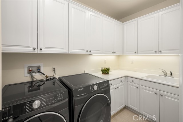 21270 Elda Cir, Huntington Beach CA: https://media.crmls.org/medias/2ab51e5e-13dd-4cd8-b79c-264137daa760.jpg