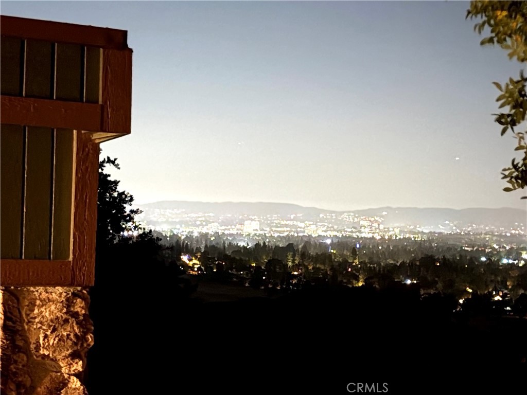 https://media.crmls.org/medias/2ab877a2-570f-4210-834a-c974ca07d649.jpg?preset=X-Large