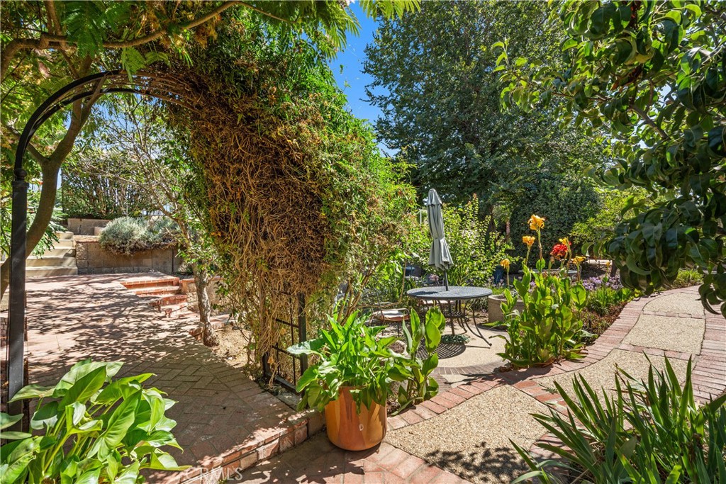 https://media.crmls.org/medias/2abd8e6d-695b-43f2-b800-c1888b89c038.jpg?preset=X-Large