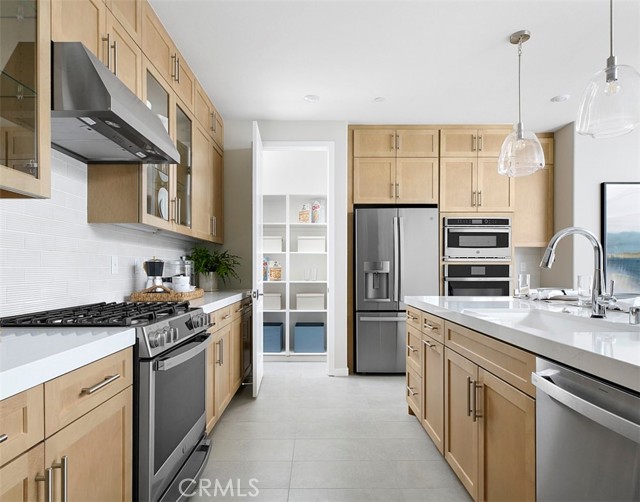 Detail Gallery Image 3 of 13 For 18208 Aerie Way, Canyon Country,  CA 91350 - 4 Beds | 3 Baths