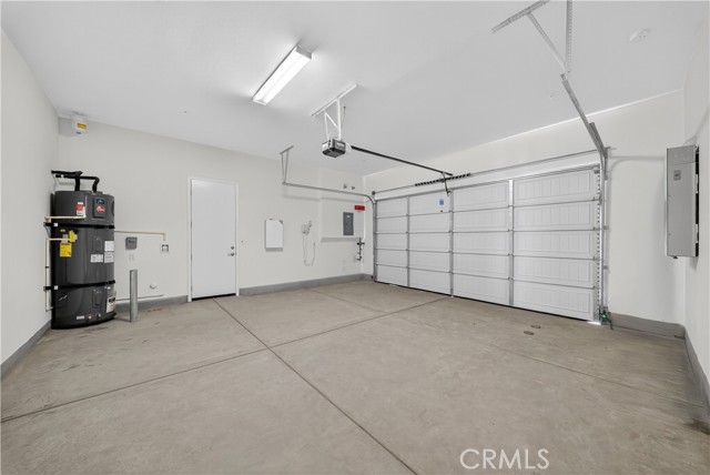 21219 Currant Ct, Chatsworth CA: https://media.crmls.org/medias/2ac558bb-806f-434f-b49a-d0f0250a3be9.jpg