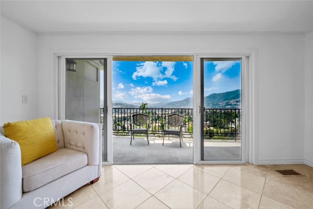 Detail Gallery Image 19 of 37 For 2102 La Canada Crest Dr #B,  La Canada Flintridge,  CA 91011 - 3 Beds | 2 Baths