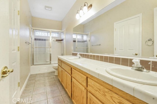 6940 Oak Vista Lane, Oak Hills CA: https://media.crmls.org/medias/2ac6c9a7-68a7-4c01-8210-f873e873f526.jpg