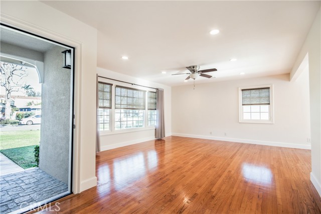 Detail Gallery Image 2 of 26 For 150 Orangewood Ln, Tustin,  CA 92780 - 3 Beds | 2 Baths