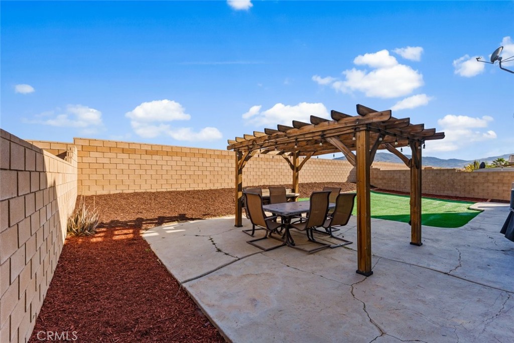 https://media.crmls.org/medias/2ad6deca-010a-46c3-ae00-9cc27252337b.jpg?preset=X-Large