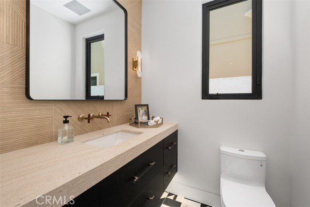 20 Balboa Coves, Newport Beach CA: https://media.crmls.org/medias/2ada75d9-1311-4bb3-b850-9dff8bcba830.jpg