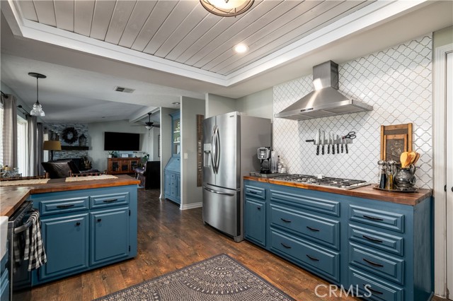 22831 Skylink Drive, Canyon Lake CA: https://media.crmls.org/medias/2adc567a-7ee8-49de-b61a-7fc05cf59785.jpg