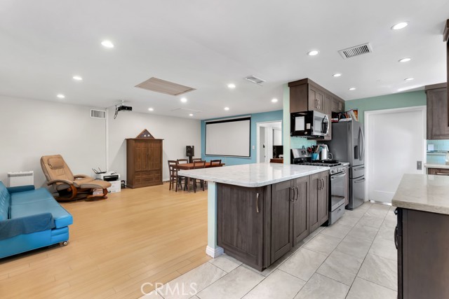Detail Gallery Image 3 of 31 For 10549 Mcclemont Ave, Tujunga,  CA 91042 - 4 Beds | 2 Baths