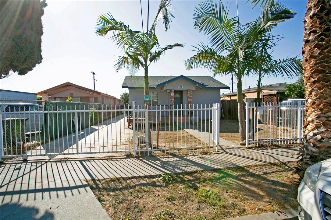 Detail Gallery Image 2 of 21 For 902 W 132nd St, Compton,  CA 90222 - 4 Beds | 2/1 Baths