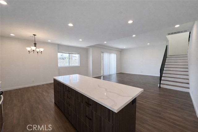 Detail Gallery Image 6 of 19 For 7105 N Dylan Ct, Reseda,  CA 91335 - 4 Beds | 3 Baths