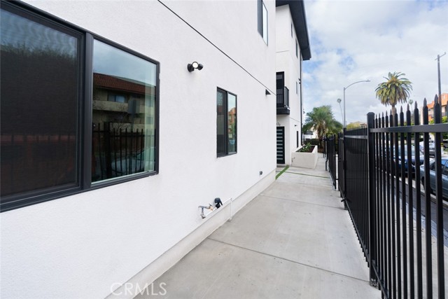 Detail Gallery Image 7 of 39 For 443 1/2 N Harvard Bld, Los Angeles,  CA 90004 - 4 Beds | 4 Baths