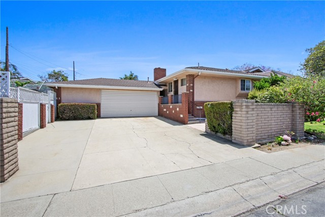 2 CAR GARAGE AND POSSIBLE RV PARKING OR EXTRA PARKING ON THE SIDE AND DRIVEWAY