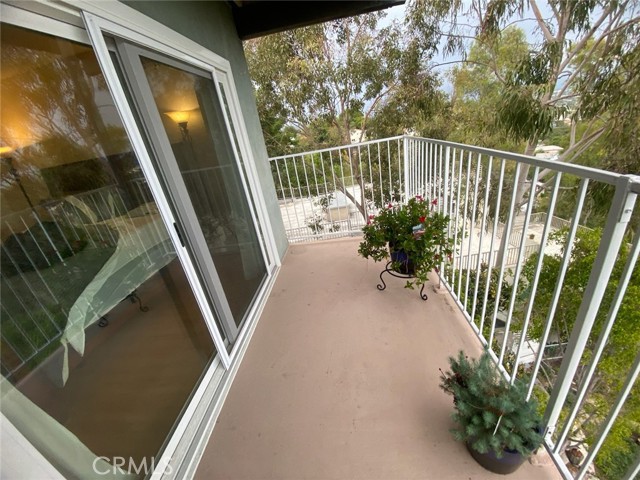 4940 La Calandria Way, Los Angeles CA: https://media.crmls.org/medias/2ae5fcf6-35c5-4804-adac-d327ed0b3a70.jpg