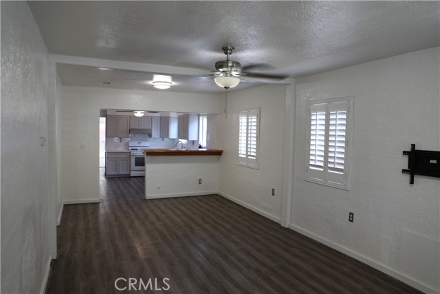 15154 Oliva Avenue, Paramount CA: https://media.crmls.org/medias/2ae6977e-b2c3-4f35-ab86-08c741b30f44.jpg