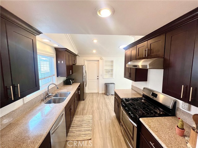 Detail Gallery Image 7 of 18 For 718 N Modena St, Anaheim,  CA 92801 - 3 Beds | 2 Baths
