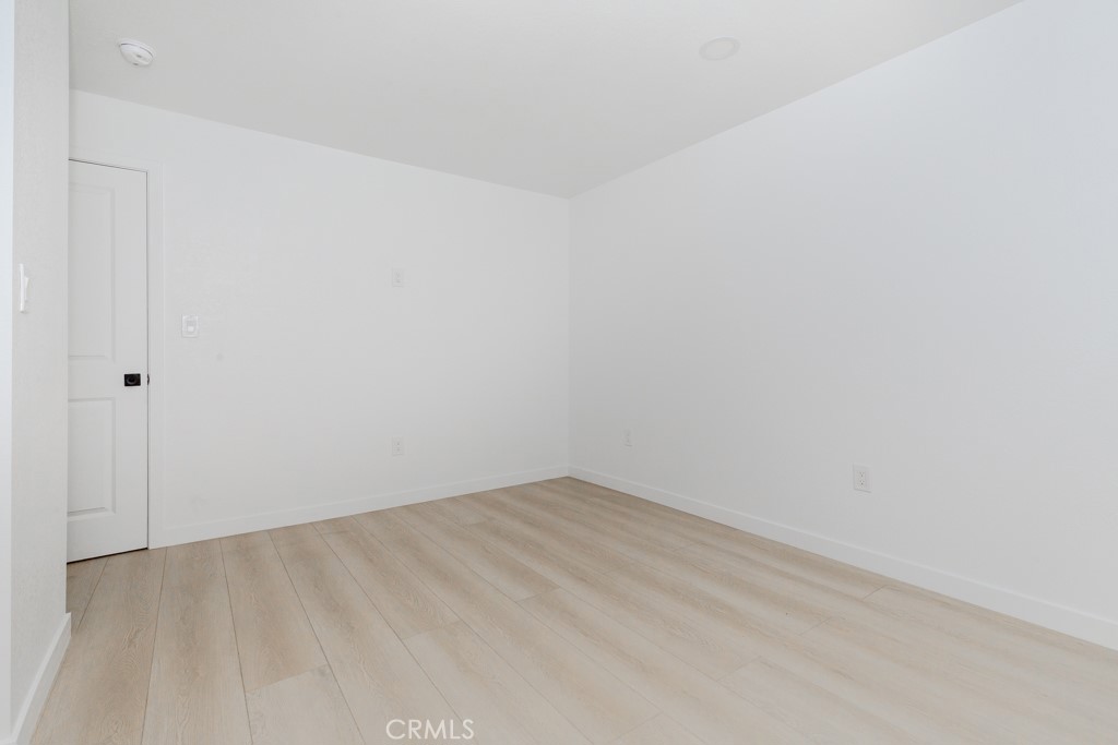 https://media.crmls.org/medias/2ae8e222-d327-4f91-ab56-3c94f39fce8e.jpg?preset=X-Large