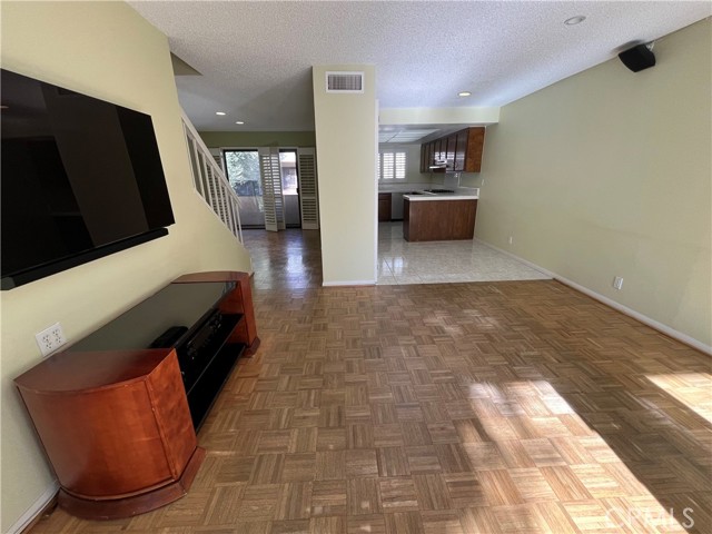 Detail Gallery Image 20 of 27 For 21801 Burbank #83,  Woodland Hills,  CA 91367 - 4 Beds | 3 Baths